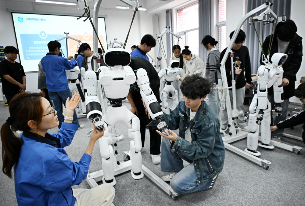 近期，青岛职业技术学院学生在课堂上学习人形机器人的检修与维护。新华社记者李紫恒 摄