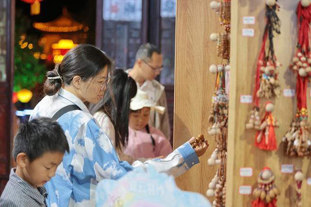 10月5日,游客在临清东宛园景区选购文创商品。 许金松 摄