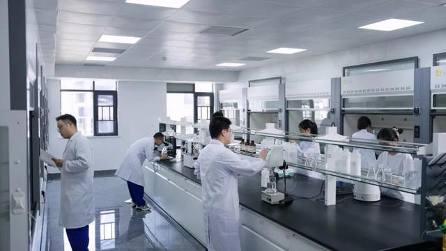 研究人员正在实验室开展研究。