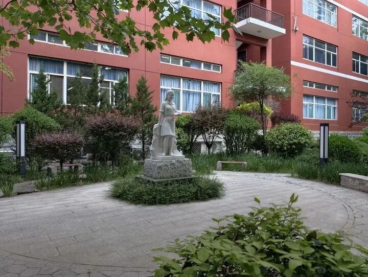 长治学院南校区内的黄文秀雕像。（长治学院供图）