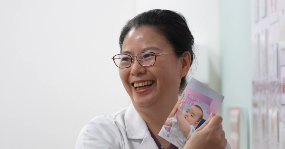 全国政协委员卢伟英向记者展示照片。