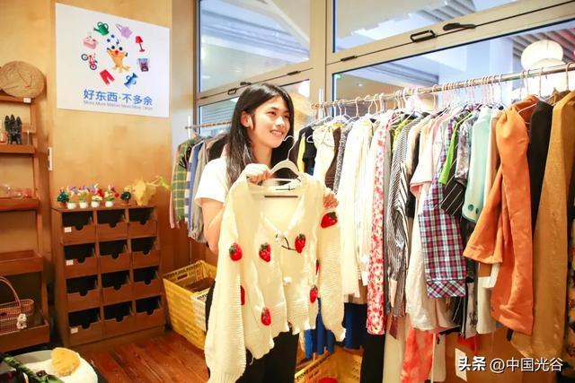 居民在不多余循环商店试衣服