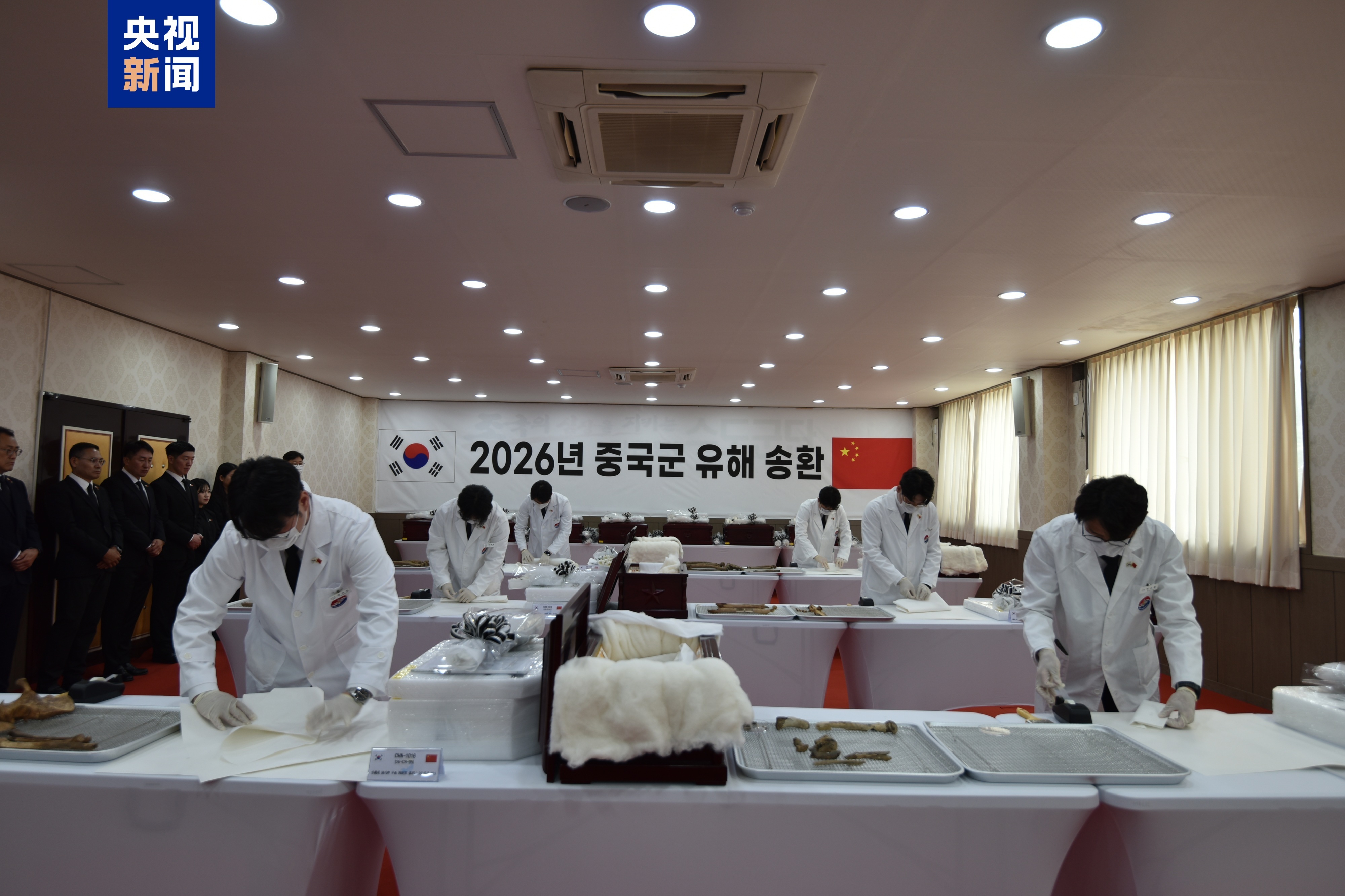 △4月21日上午,中韩双方在韩国仁川共同举行了第十三批志愿军烈士遗骸装殓仪式。