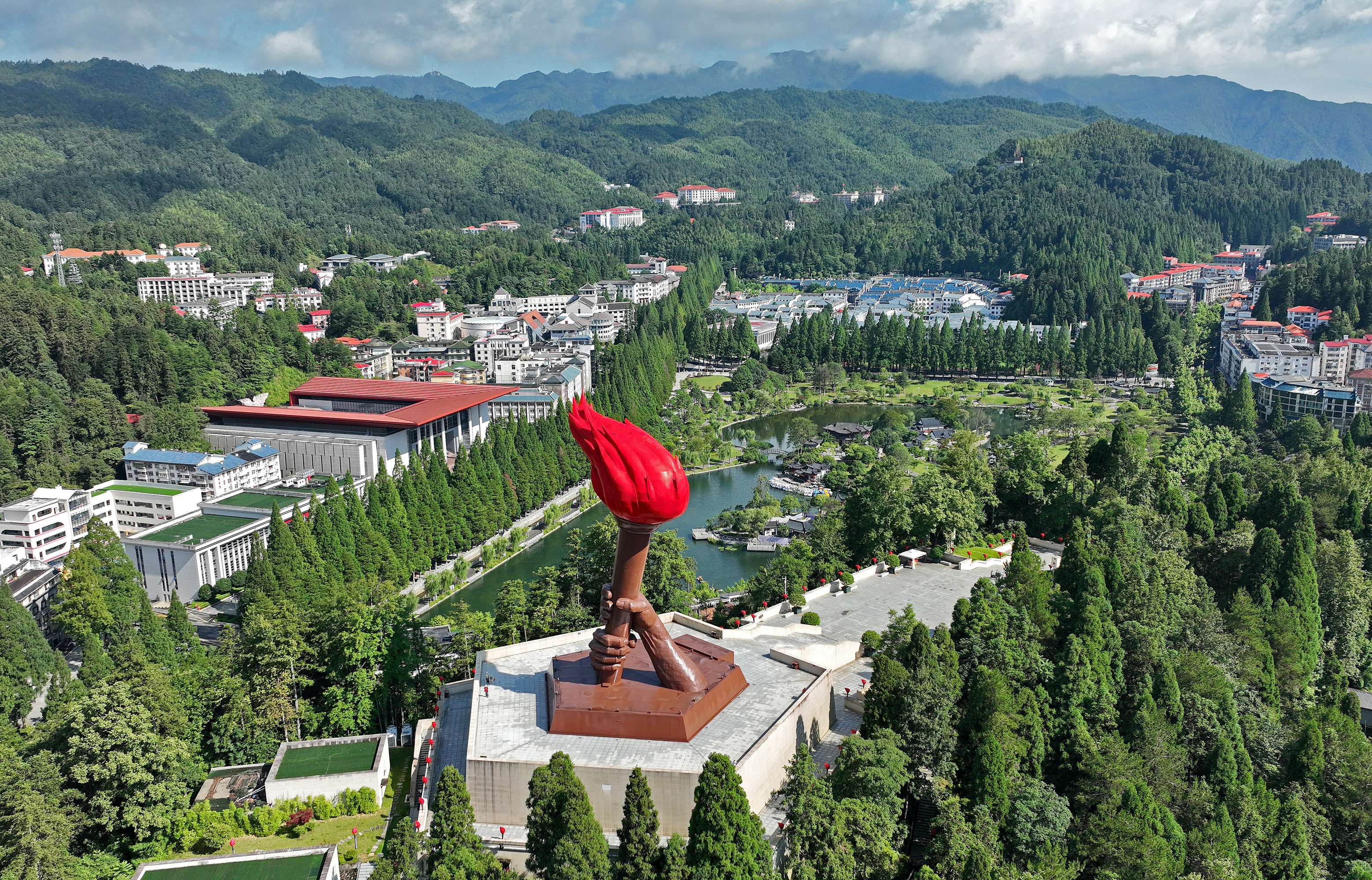 2023年6月28日拍摄的位于江西井冈山市的“星火相传”雕塑。新华社记者 万象 摄