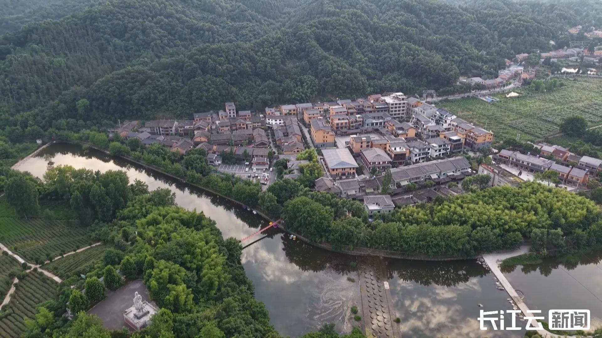 (如今的堰河村全景)