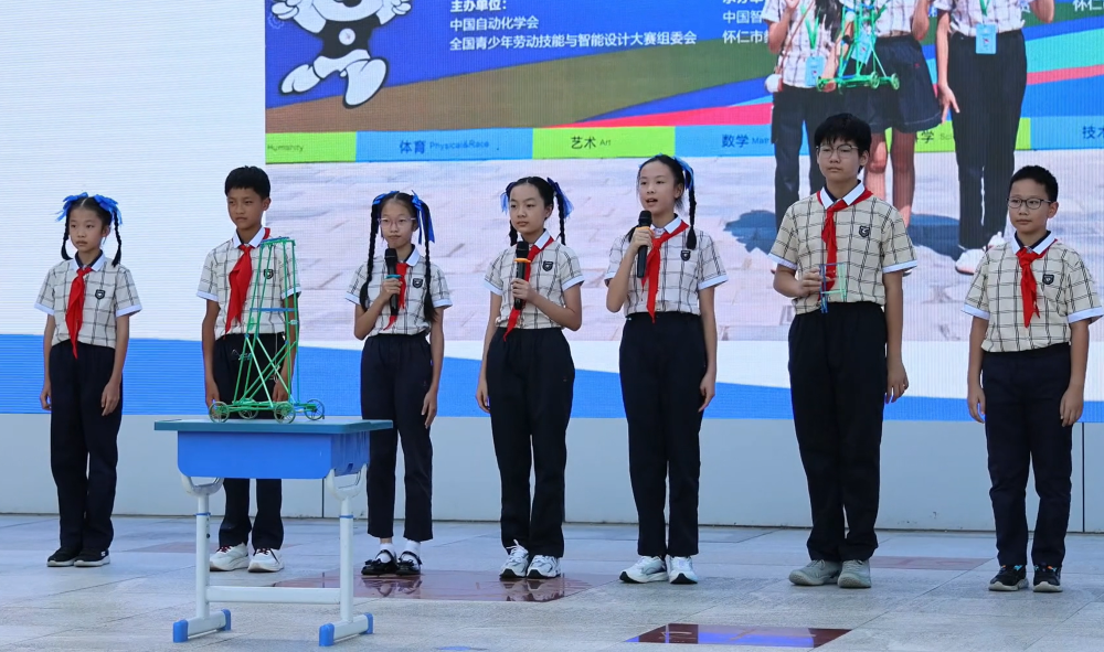 8月31日，广西南宁市滨湖路小学开学典礼上，学生们分享自制的动力小车模型。新华社记者 梁舜 摄