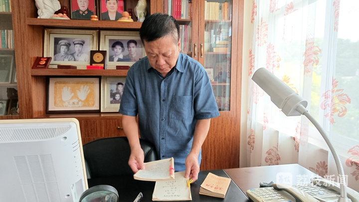 王宁整理父亲王玉清生前的影像、文稿资料