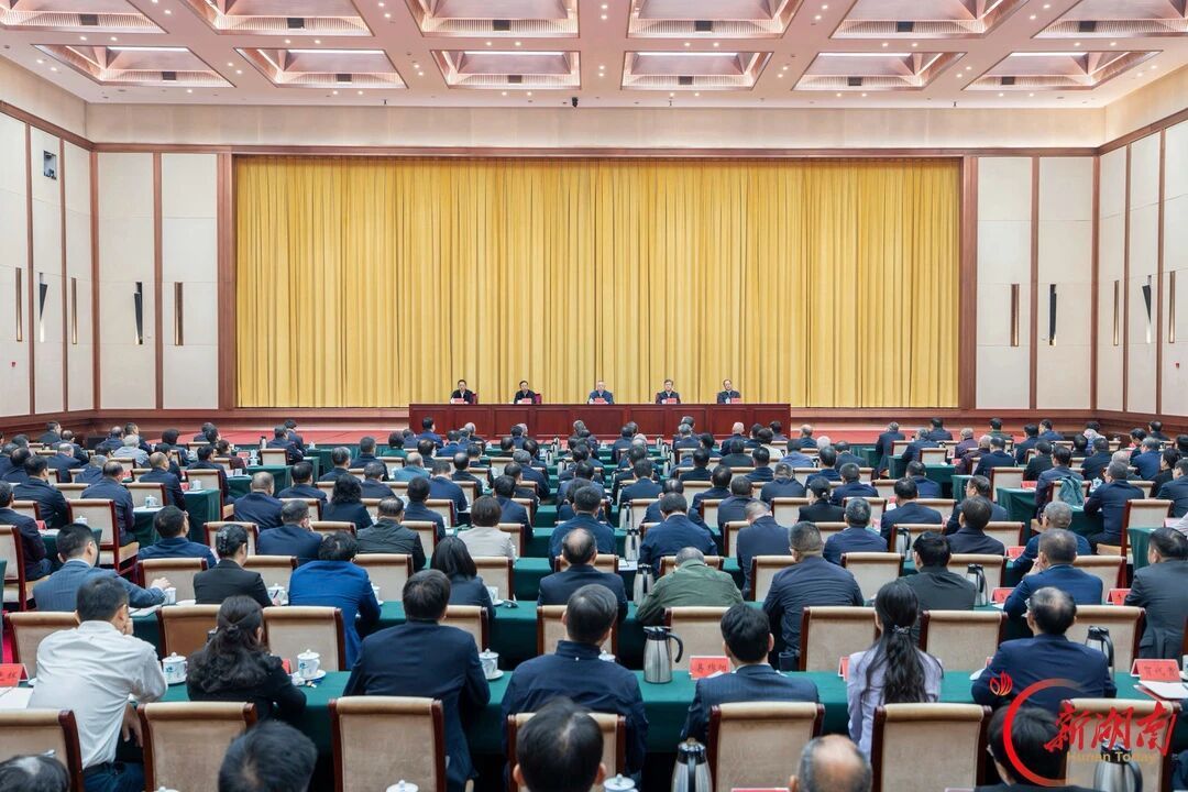 【湖南省召开全省领导干部会议】10月24日，湖南省召开全省领导干部会