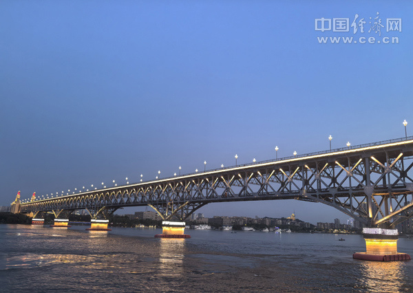 2026年4月26日，南京长江大桥夜景。（中国经济网 邓浩/摄）