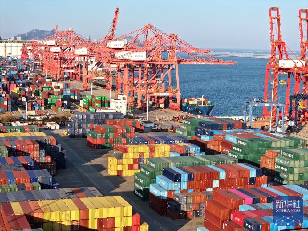 ↑ 1月2日,货轮停在江苏省连云港港集装箱码头泊位装卸集装箱(无人机照片)。新华社发(王春摄)