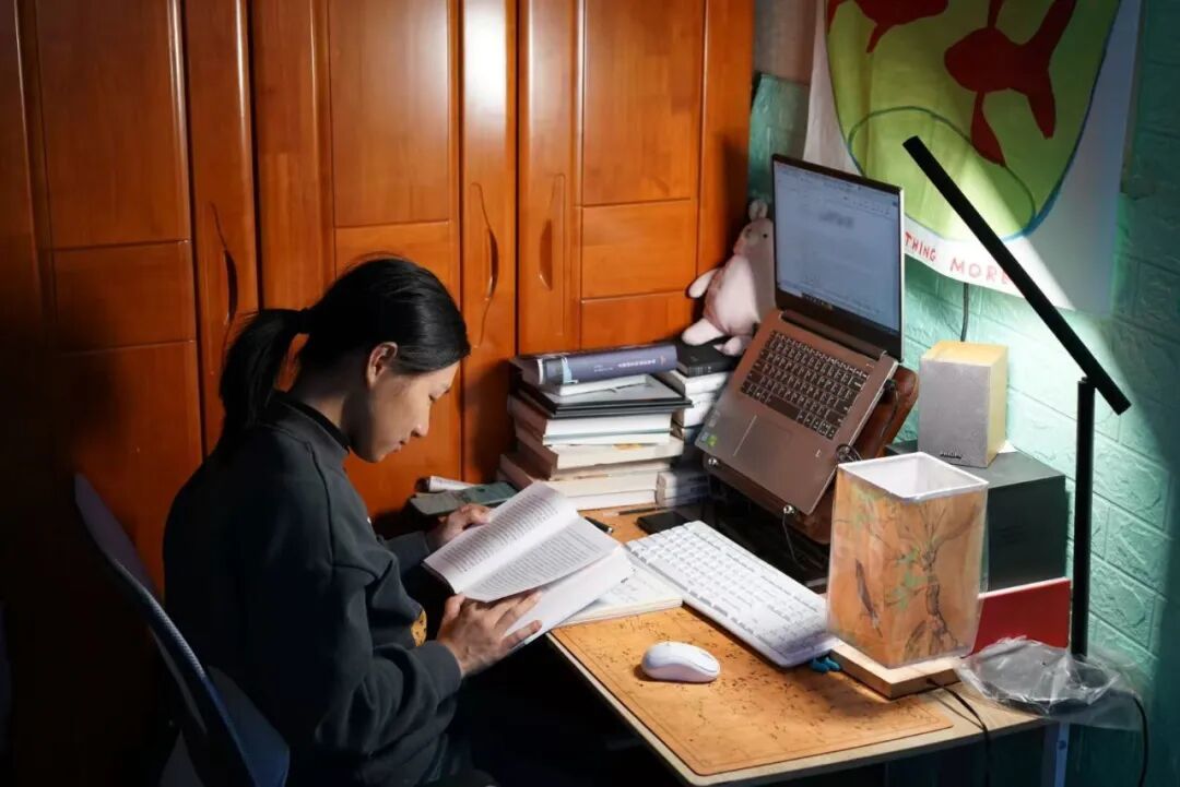 王晚在出租屋里读书写作的角落 图|计巍