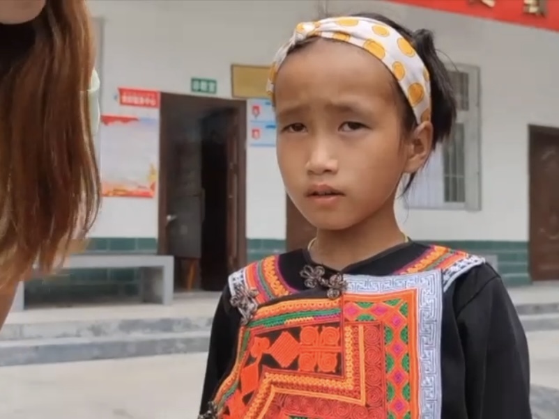2020年8月28日，6岁的彝族密斯木出尔紫正在村幼疏通员率领下用平凡话唱童谣。尊府画面