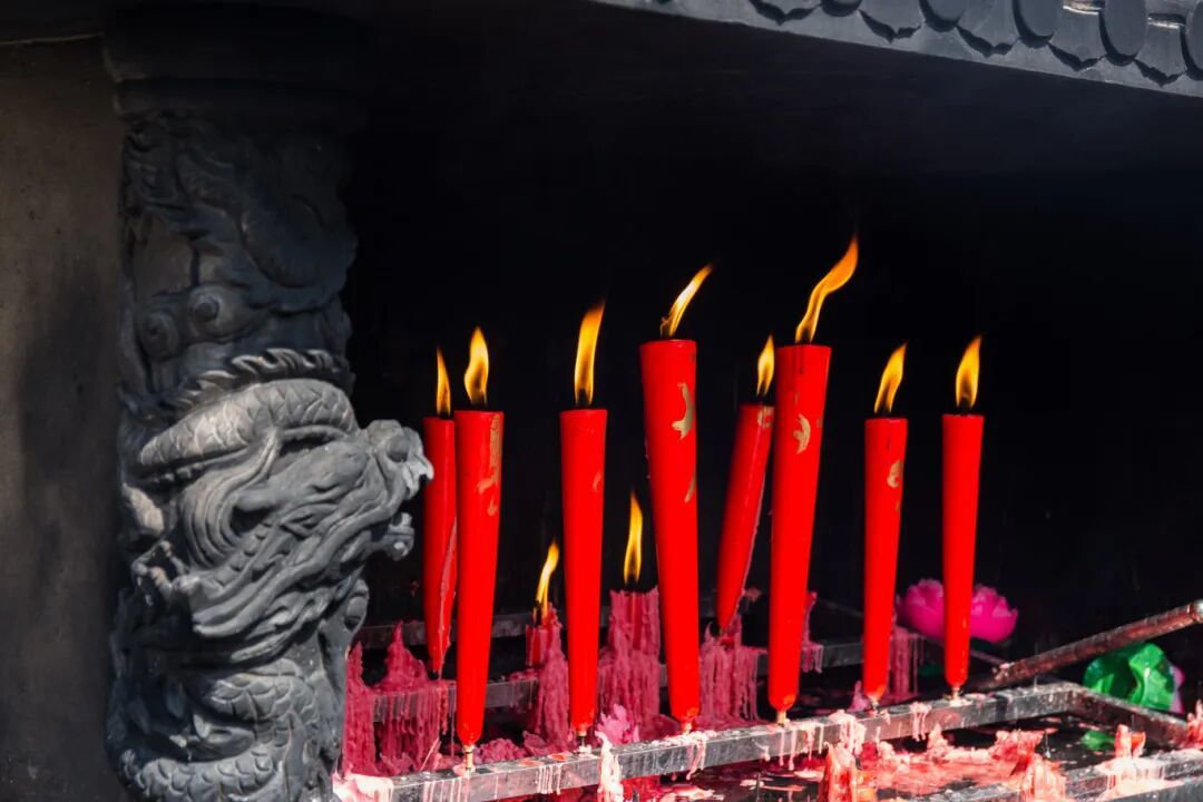 摄图网_500842817_寺庙上香拜佛(企业商用).jpg