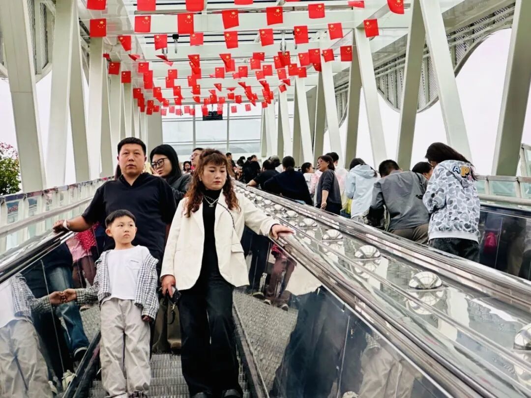 神女大扶梯迎来不少游客乘坐.JPG