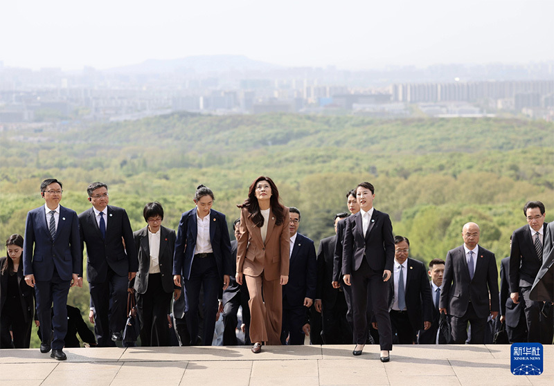 4月8日上午，中国国民党主席郑丽文率领国民党访问团拜谒中山陵。 新华社记者 邢广利 摄