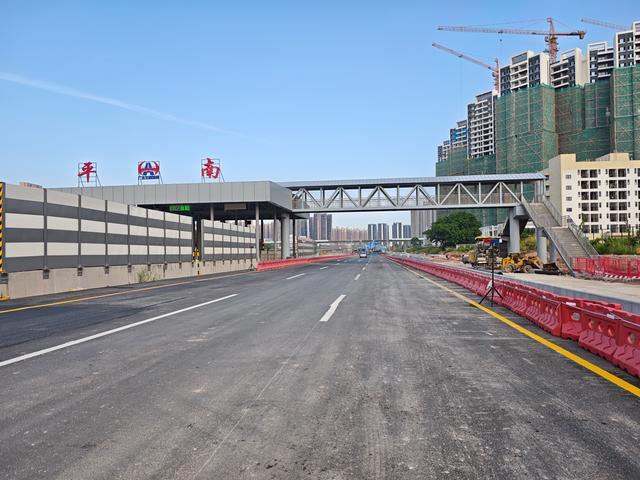 10月7日下午,四环南路(平南互通段)主线L线(惠阳往仲恺方向)正式开放交通。