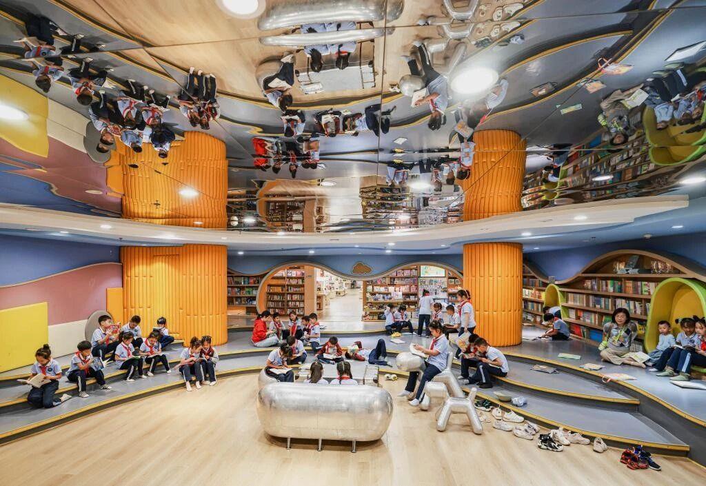 △2025年5月29日，孩子们在山东荣成新世纪城市书房阅读。