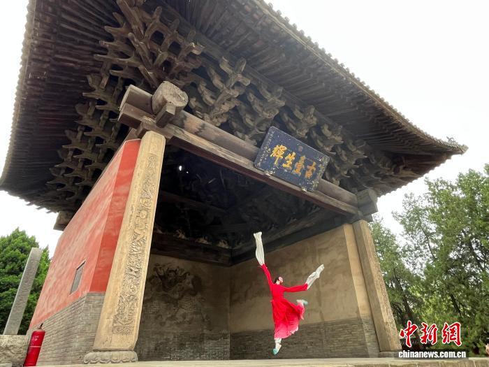 4月21日，山西临汾，蒲剧演员程雅琨在东羊后土庙古戏台展示水袖功。中新社记者 范丽芳 摄