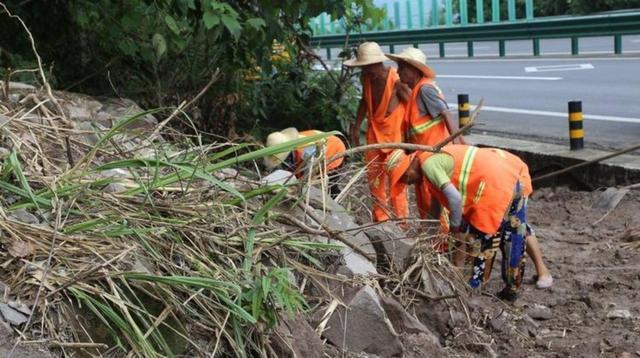 我是女司机，长期开高速，我从来不占最左侧的超车道，因为司机坐左侧，右侧盲区大且危险，换道和意外风险更高-有驾