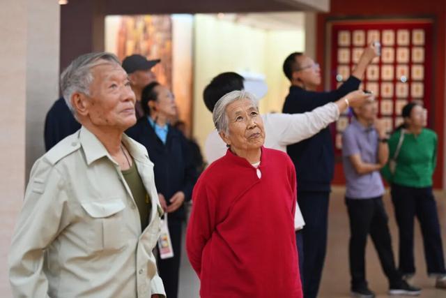 游客在西柏坡纪念馆参观游览。