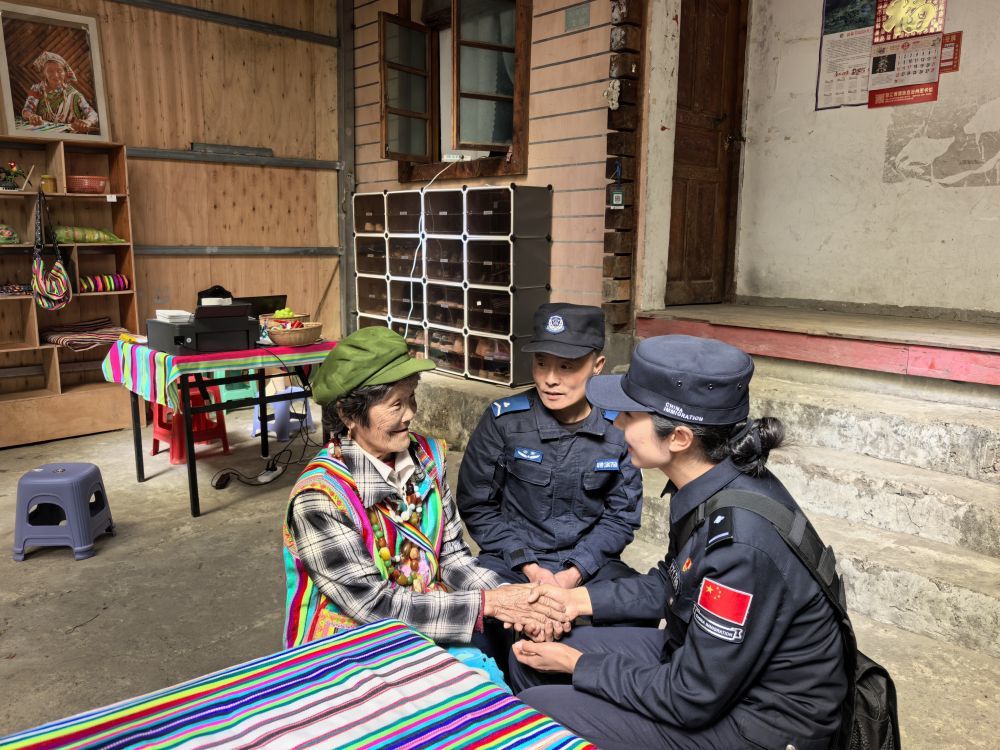 图为独龙江边境派出所民警曲珍（右一）、辅警龙华生（右二）看望独龙族老人。新华社记者 孙鹏程 摄