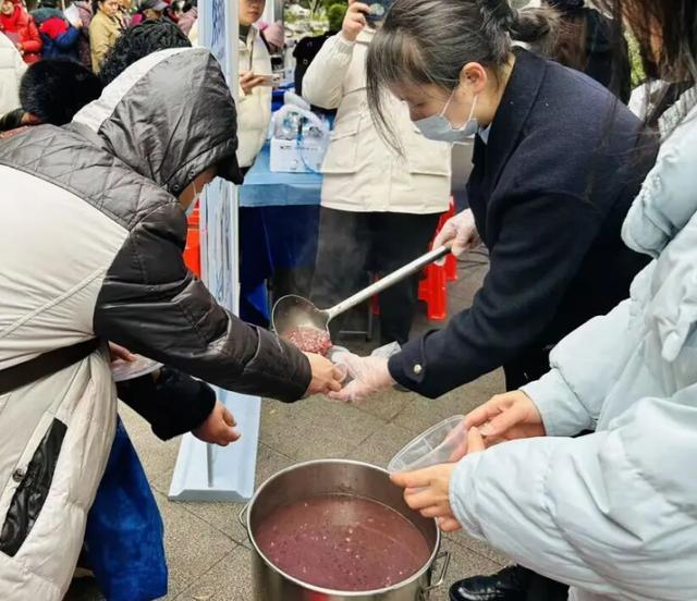 ���ݰ����ۿ����˽ڹ���Բ����Ļ