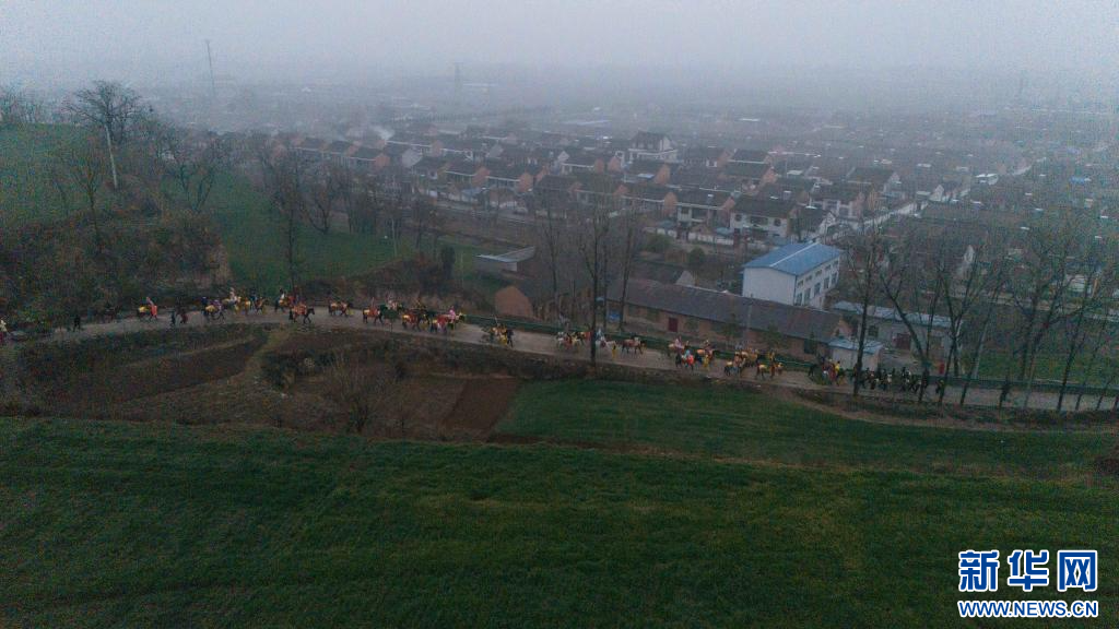 3月2日,陇县黄花峪村社火队在游演途中(无人机照片)。新华社记者 邹竞一 摄