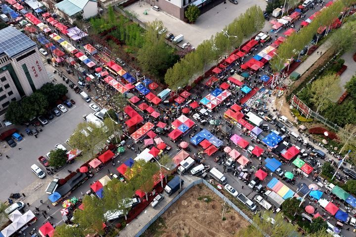 人们在河南省济源市思礼镇清明集市赶集（2026年4月4日摄，无人机照片）。新华社发（段二平 摄）