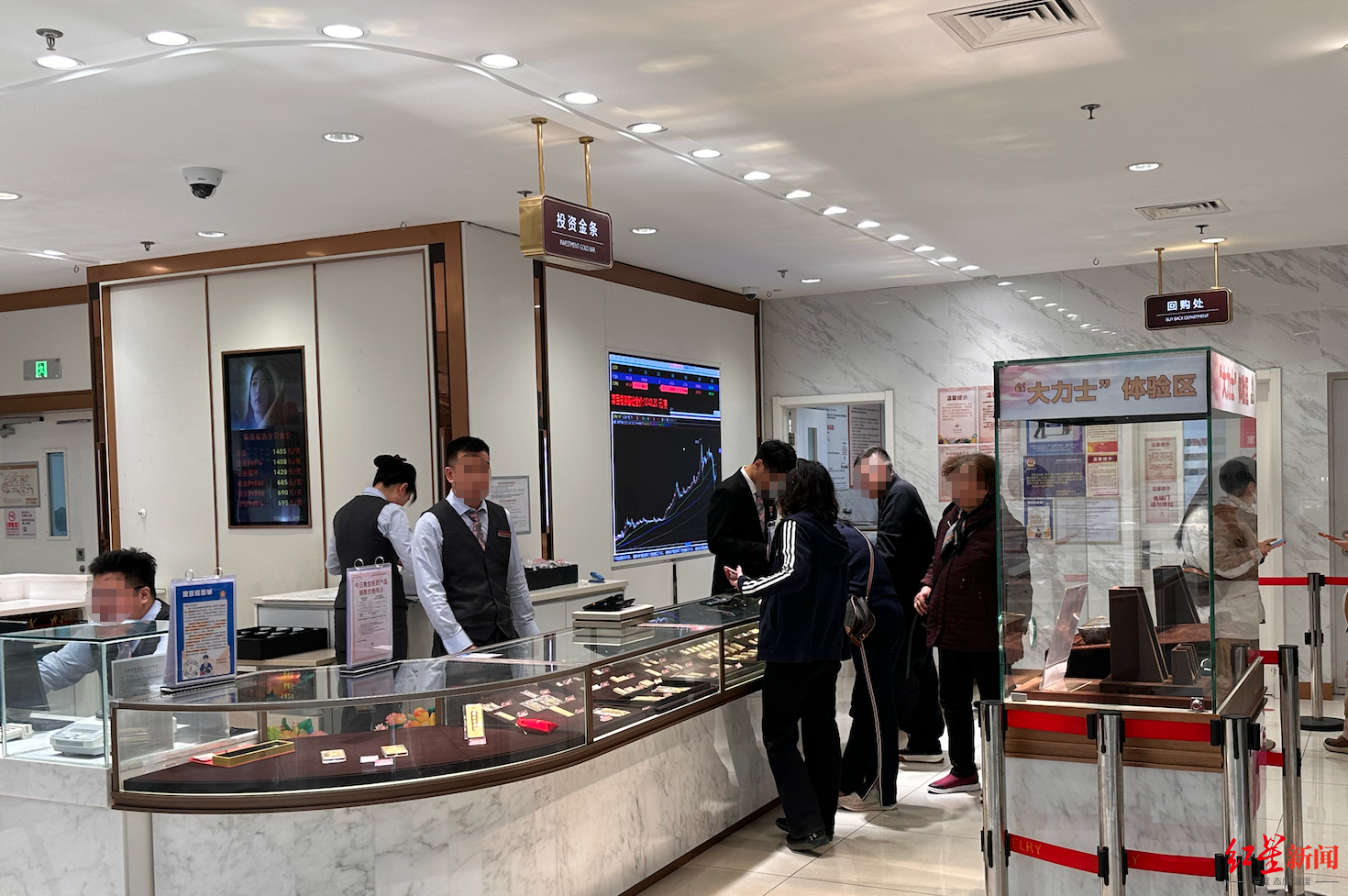 ▲金店投资柜台前人数不多