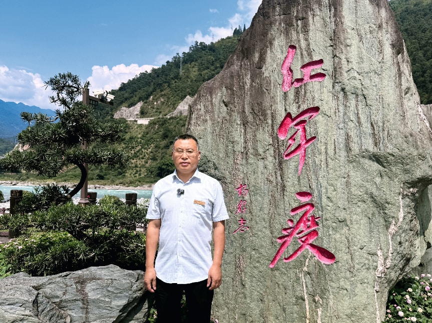 &middot;2026年9月，宋大顺的曾孙、中国工农红军强渡大渡河纪念馆副馆长宋福刚在大渡河边接受环球人物记者采访。（环球人物记者 牛志远 / 摄）