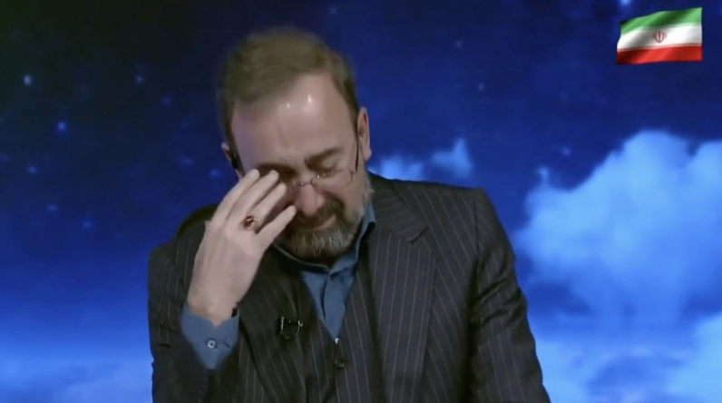 ◆伊朗电视台播音员在播报最高领袖逝世消息时泪流满面。(图源:路透社)