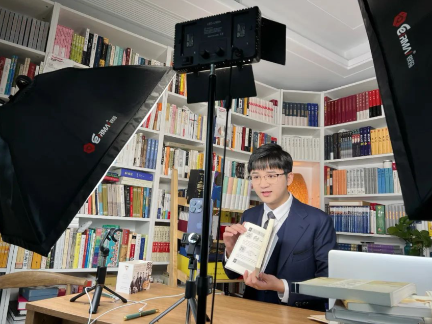 赵健在直播中与网友进行交流