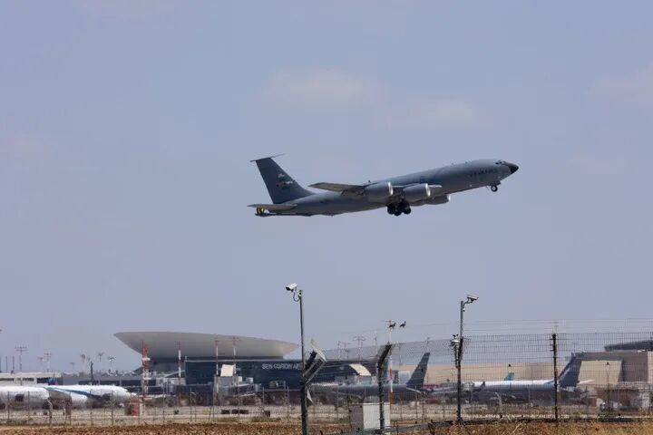 6月15日，一架美军空中加油机从以色列本-古里安机场起飞。新华社发（吉尔&middot;科恩&middot;马根摄）