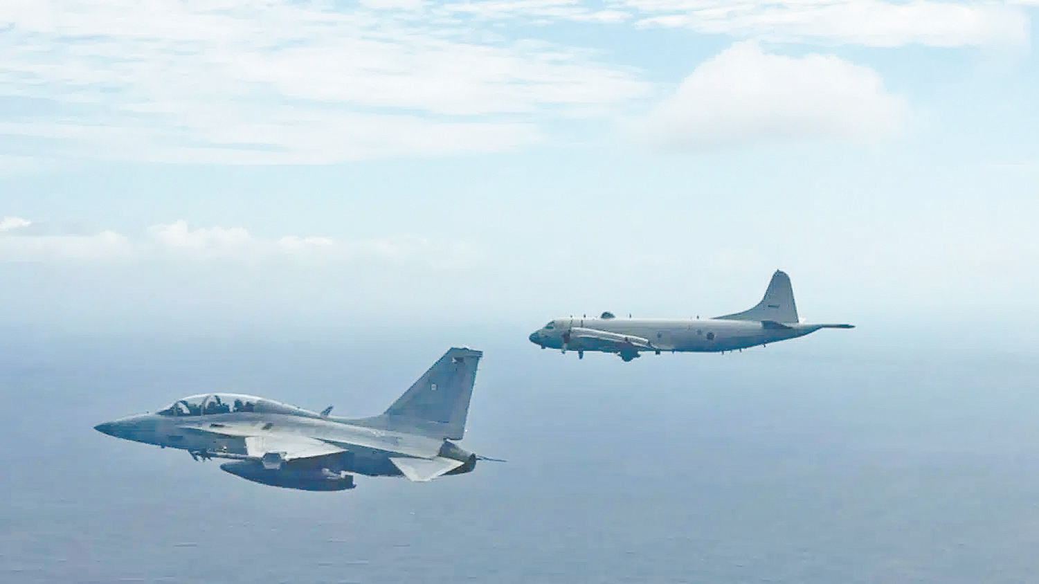 今年2月，菲律宾战斗机（左）与日本巡逻机在巴士海峡附近举行联合演习。