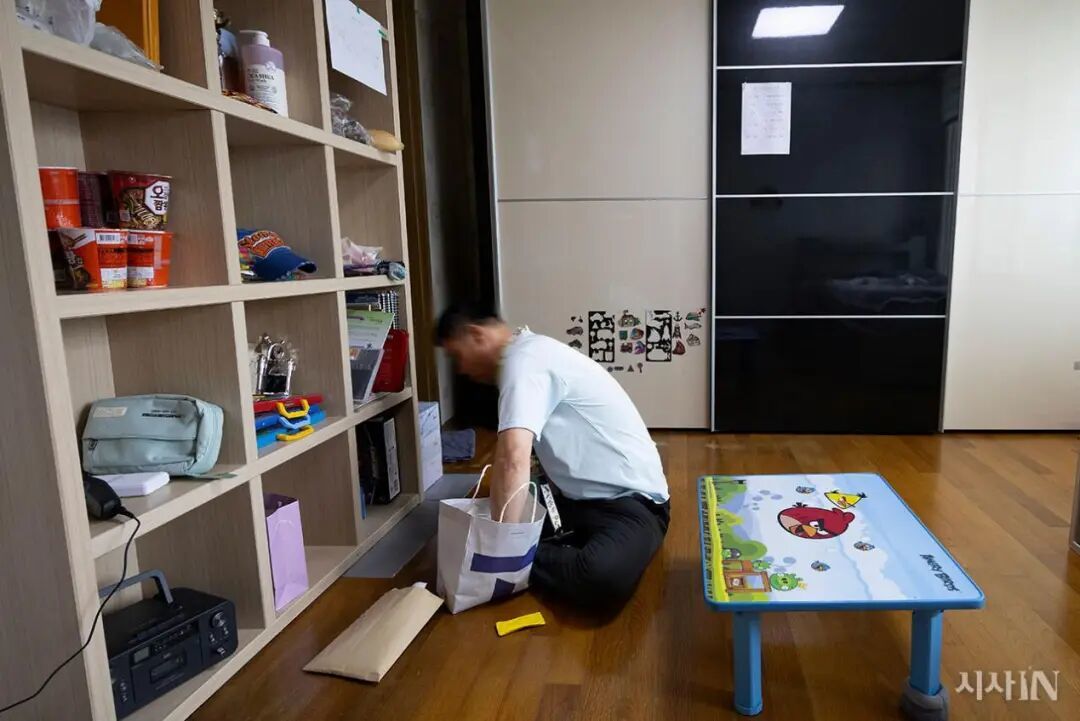 2026年6月，一名自2020年起居住在色动院的男性住户搬离院舍，在新家整理行李。（图源：韩国《时事IN》）