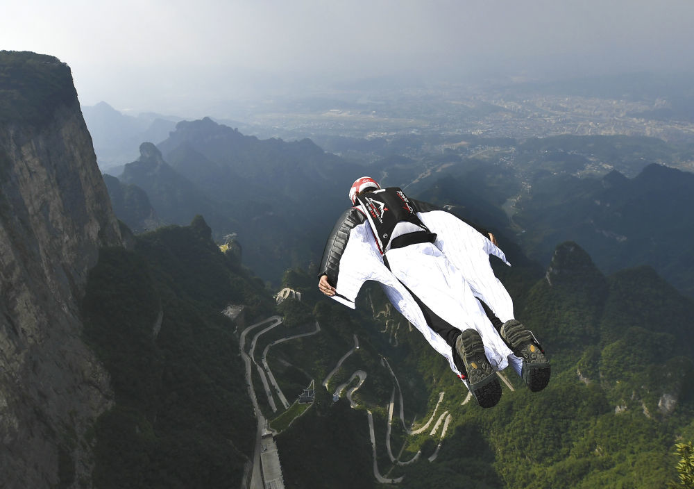 2019年9月4日，意大利选手卢卡&middot;巴尔维里在张家界天门山进行第八届翼装飞行世界锦标赛试飞。