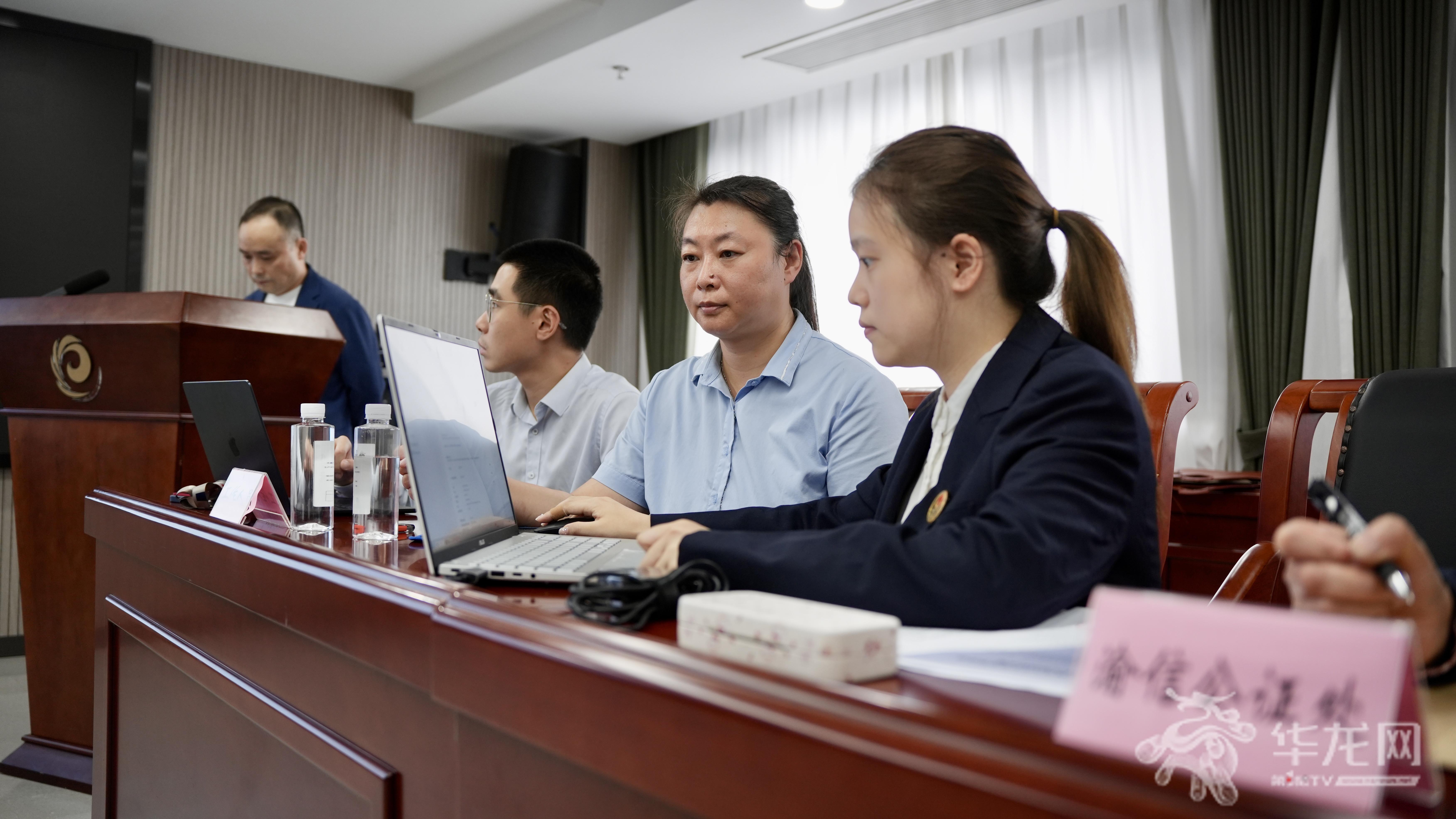 公证处工作人员现场监督。第1眼TV-华龙网记者 刘钊 摄