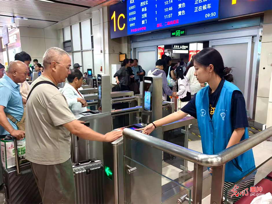 这个暑假，他们把课堂搬进了企业产业一线