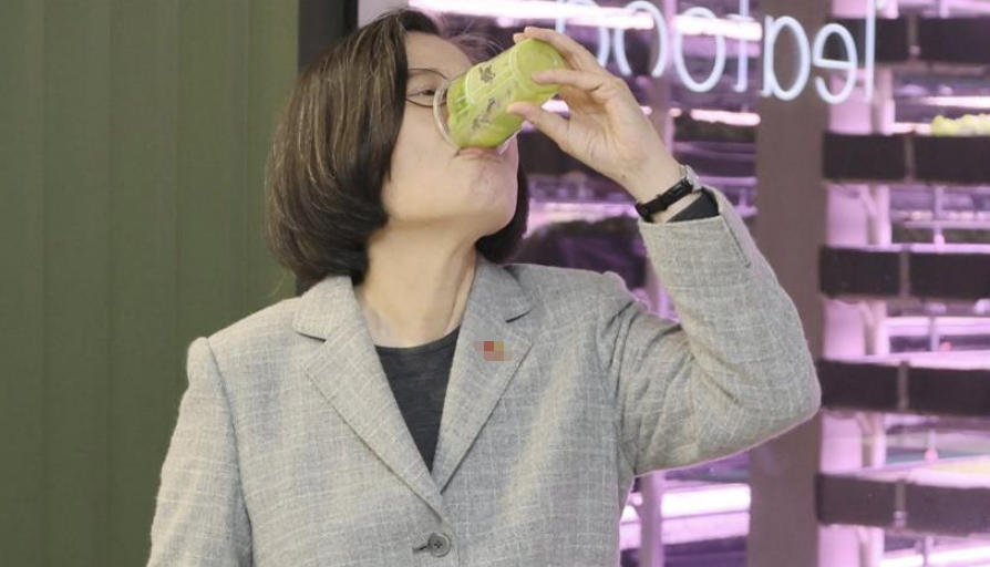 蔡英文在立陶宛畅饮象征“台立农业合作成果”且颜色正确的“绿拿铁”果汁。(图片取自网络)