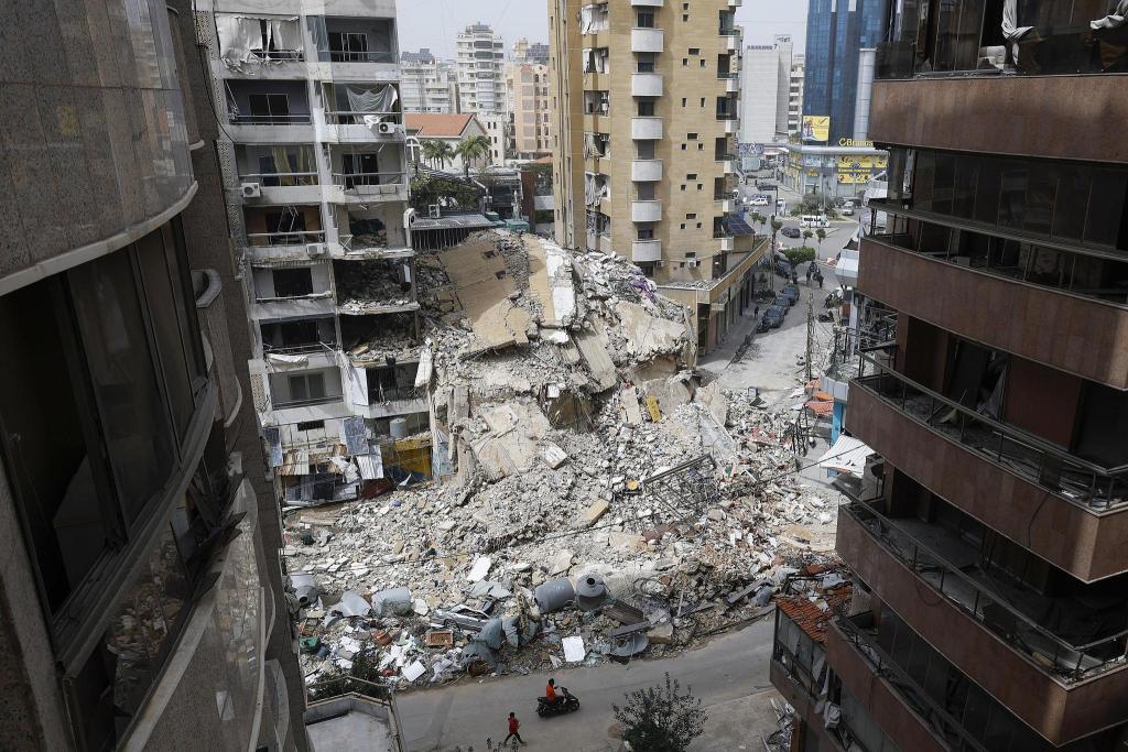 当地时间2026年4月18日，黎巴嫩贝鲁特，遭受以色列袭击后的建筑残骸。视觉中国 图