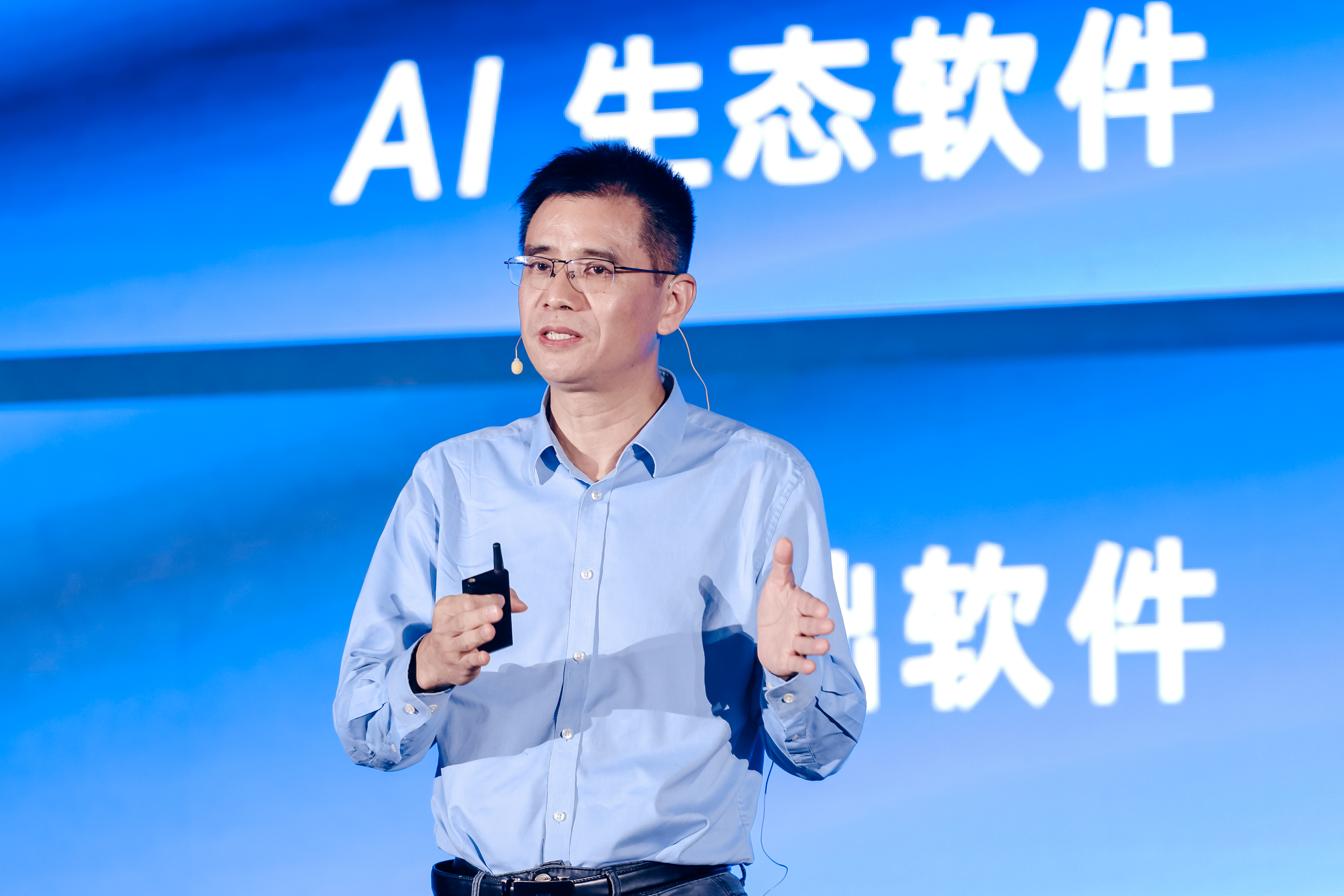 后摩智能亮出2D CIM+3D CIM路线!Agent竞速赛打响,双路径抢占端边算力先机