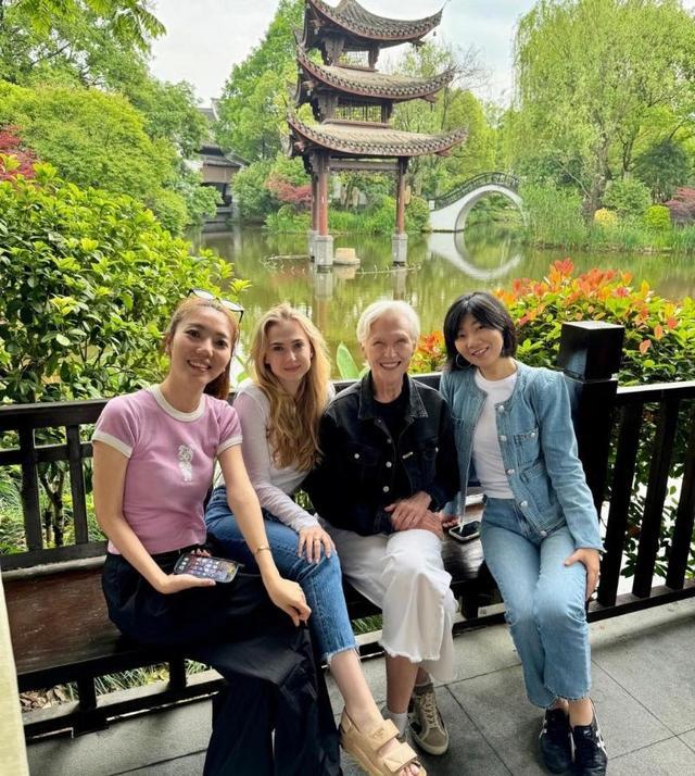 马斯克 76 岁的老妈,在中国把养老玩儿成了特种兵旅游!