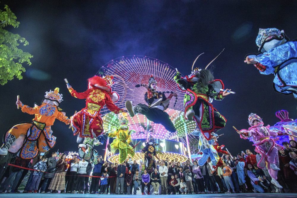 2026年2月19日，英歌舞队在广东省佛山市高明区滨荷Park生态文创园街头巡游表演。