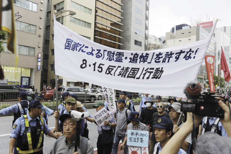 8月15日,日本民众在东京淡路公园附近举行抗议游行,反对政客参拜供奉有二战甲级战犯的靖国神社或供奉祭祀费。 (中新社)