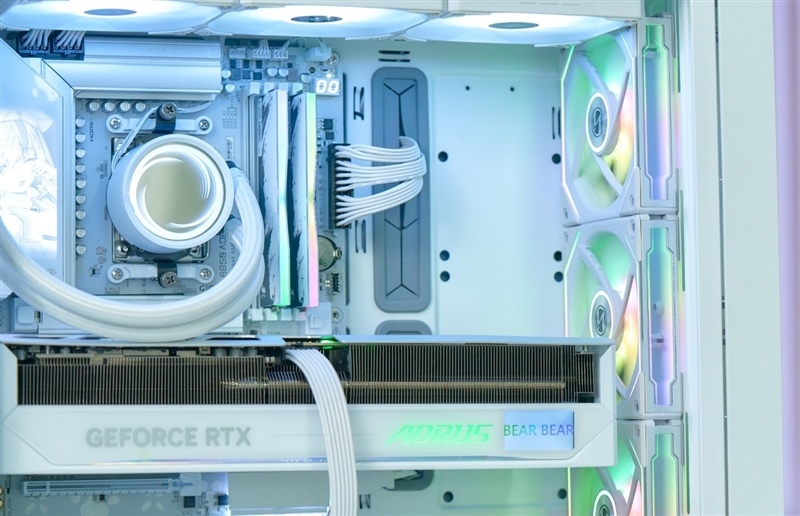 纯白搭配二次元!技嘉B850 AORUS ELITE-P ICE雕妹主板装机体验