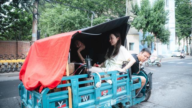 导演姚婷婷在家乡沈阳拍摄