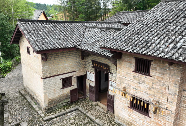 这是井冈山茅坪八角楼毛泽东旧居（2023年6月28日摄，无人机照片）。新华社记者 万象 摄