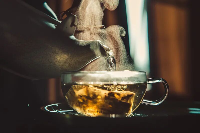 往茶杯里倒入滚水.jpg