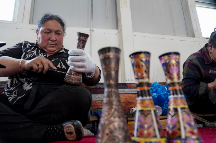 手工雕刻铜器 甄立民摄