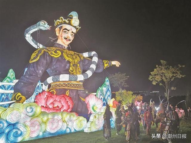 英歌舞造型人物花灯。章晓涵 摄